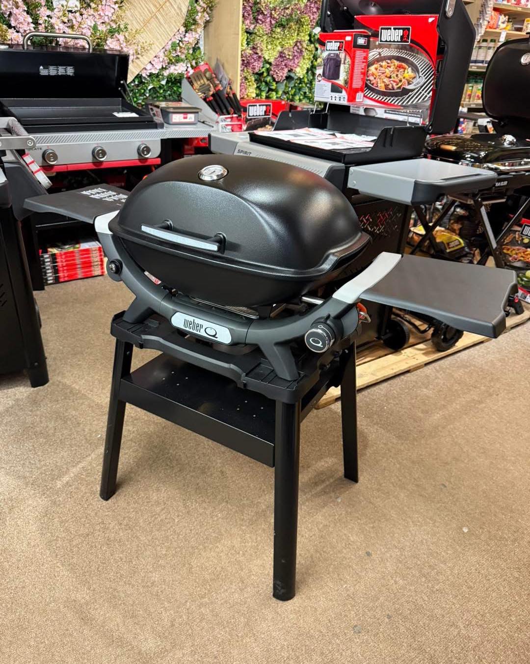 Weber Q2200N Gas Barbecue with Side Tables and Compact Stand