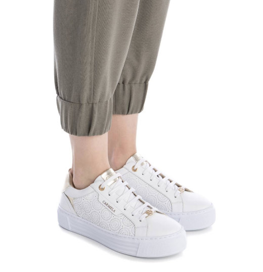 Carmela Ladies Trainers 162058 in Z Piel Blanco, Lace up Sneakers with gold detail